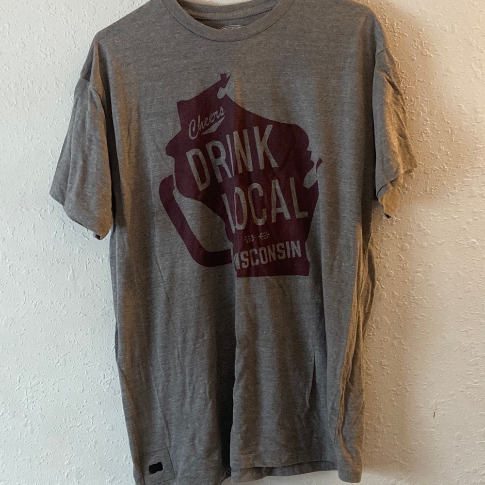NWOT men’s Wisconsin T-shirt with bottle opener on side gray xl T26
